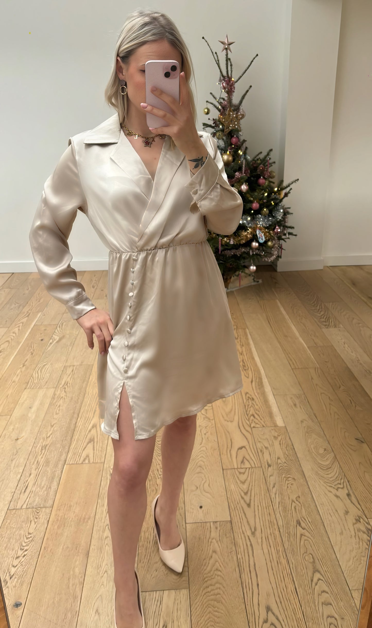 Robe beige satinée